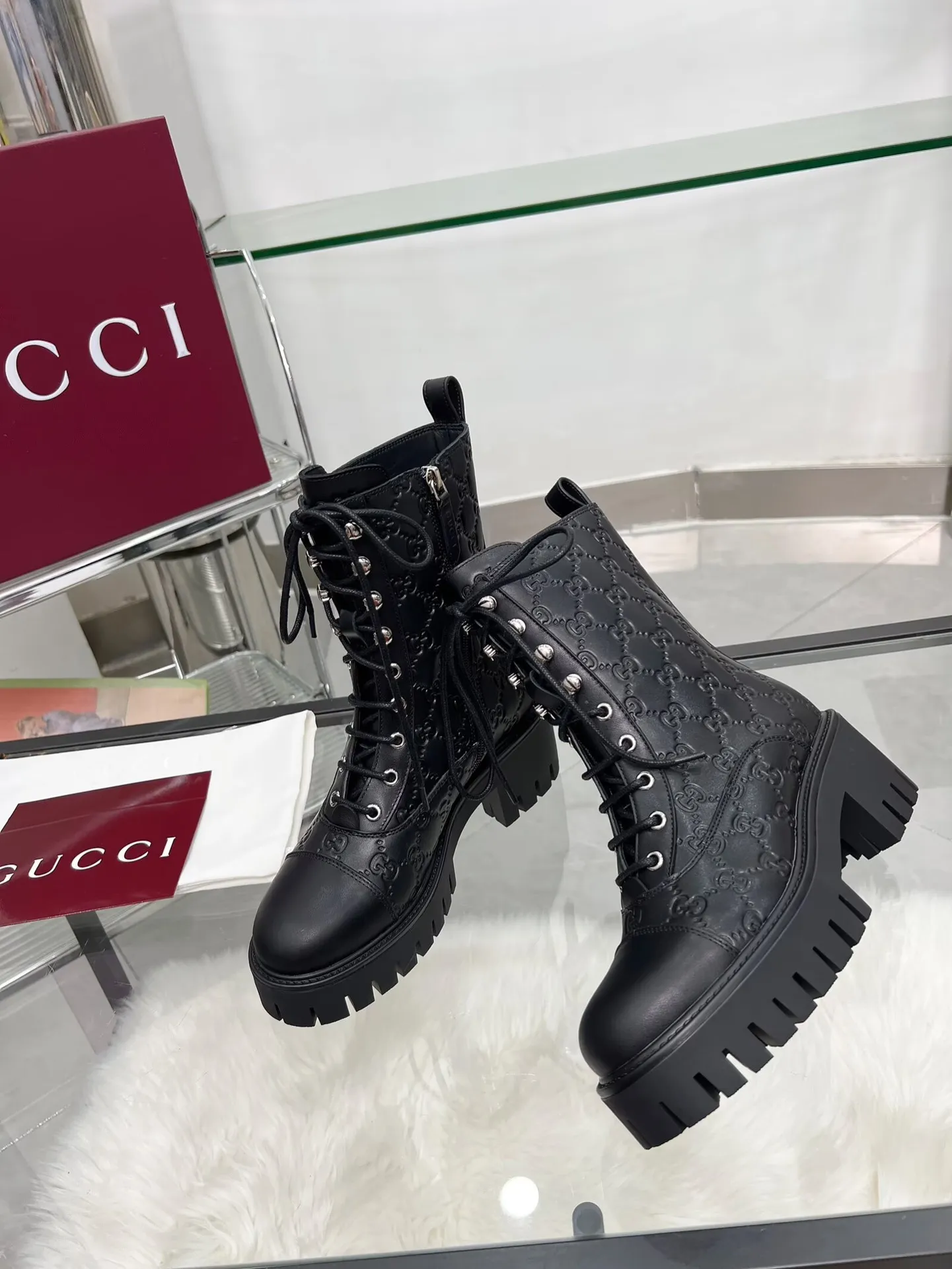👟👟Ex-factory price 660👟👟 New version of Gucci GUCCI hot sale✅Ankle boots 🎉Very easy to match👍Specially showing retro British style, advanced 3D printing, front Gucci buckle decoration💎LOGO✅ Fabric: imported cowhide🐂 Inner/foot pads: cow lining Color: black green Size: 35-42 {2 heads need to be customized} Heel height: 5cm TPU outsole Packing: Comes with card and cloth bag.